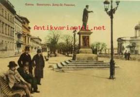 Vanha postikortti Odessa. Monument du Duc de Richelieu. Richelieun patsas ja herroja puistonpenkillä (14 x 9 cm)
