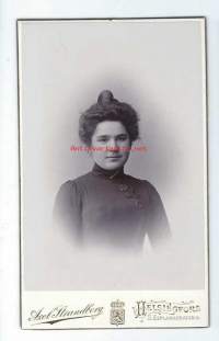 Pikku Myyn isoäiti  - visiittikuva, ateljeekuva