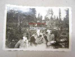 Tauko sotatyössä -valokuva