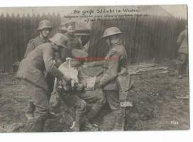 Haavoittunutta sidotaan &quot; Die grosse Schlacht im Westen - saksalainen sotilaspostikortti kulkenut 1919 Suomessa