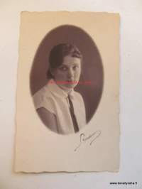 Saga Granlund 16.1,1929 Studiokuva, Valokuvaamo Iso Robertinkatu 10