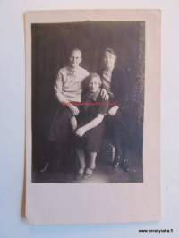 Kolme naista rottinkituolilla, 1930-40-luku?