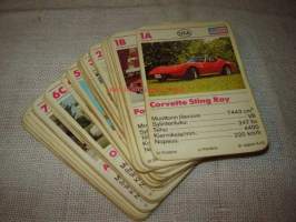 Pelikortit autot ja urheiluautot 32 kpl - mukana esim. Corvette Sting Ray, Pontiac Firebird ja De Tomaso Pantera. Autoista ilmoitetaan: moottorin tilavuus,