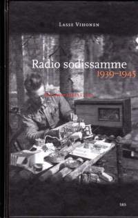 Radio sodissamme 1939 - 1945. +DVDRadio ja sanomalehdet olivat toisen maailmansodan ajan tärkeimmät joukkotiedotusvälineet. Radion kautta välitetty sanoma