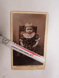 Pitsi-tyttö, Atelier Marie Hoegh, Ekenäs -visiittikorttivalokuva / visit card photograph