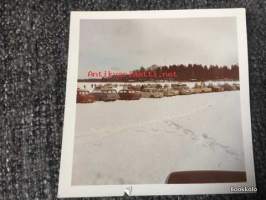 Vanhoja autoja järven jäällä - valokuva
