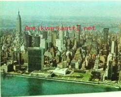 Postikortti United Nations Building with East River, showing Empire State Building at left and Chrysler and Pan Am Building at right. New York City