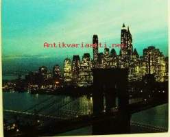 Postikortti &quot;Nightfall in Lower Manhattan with Brooklyn Bridge, New York City&quot;